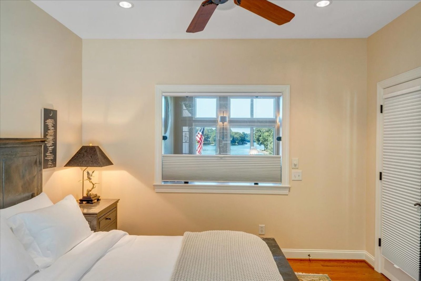 Bedroom 4: Queen Bed (Top Floor)