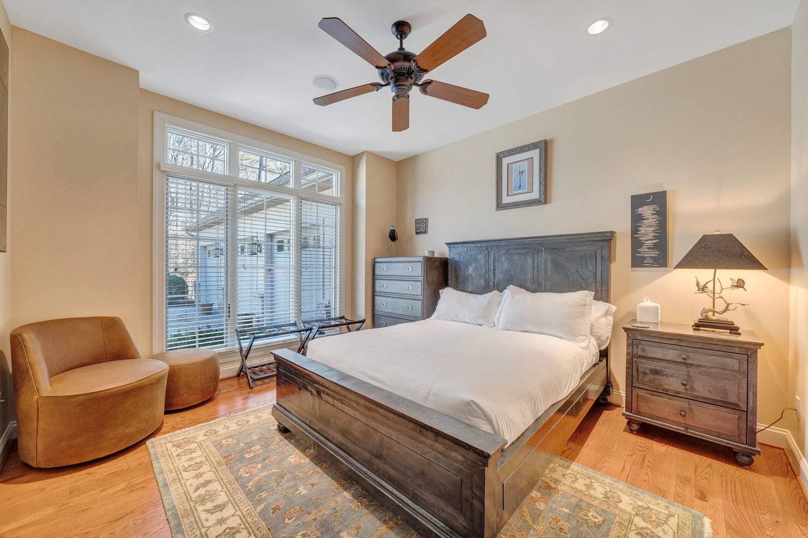 Bedroom 4: Queen Bed (Top Floor)