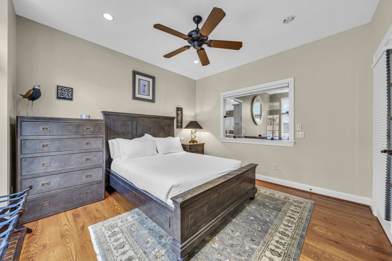 Bedroom 4: Queen Bed (Top Floor)